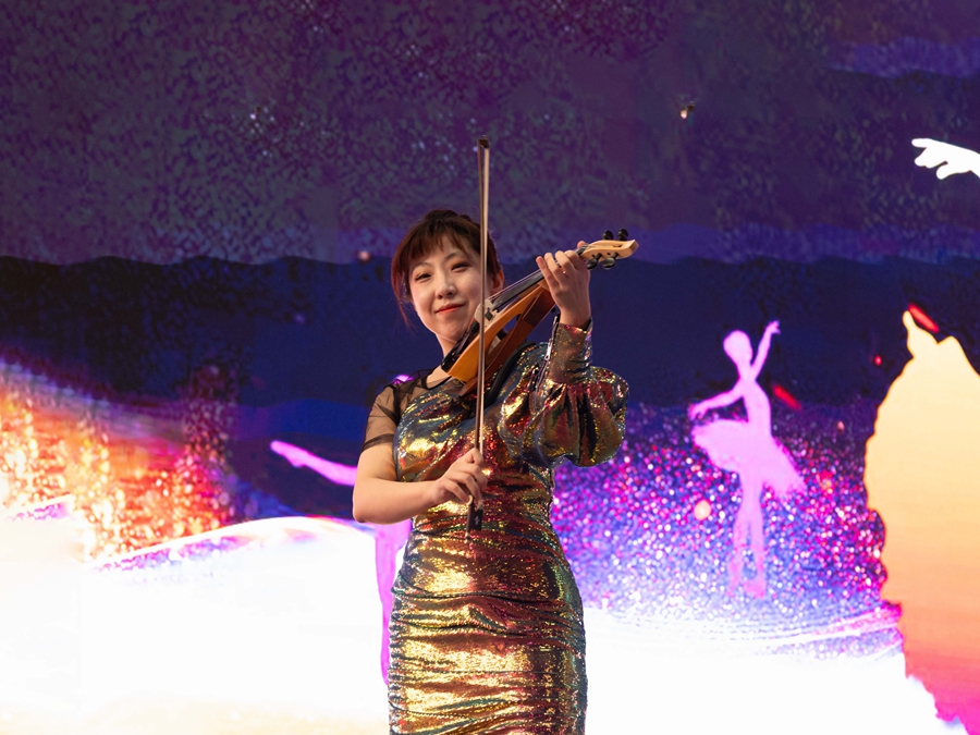 1762394012663520.jpg 3.电小提琴独奏 《摇滚卡农》 表演者:周莫0309.jpg